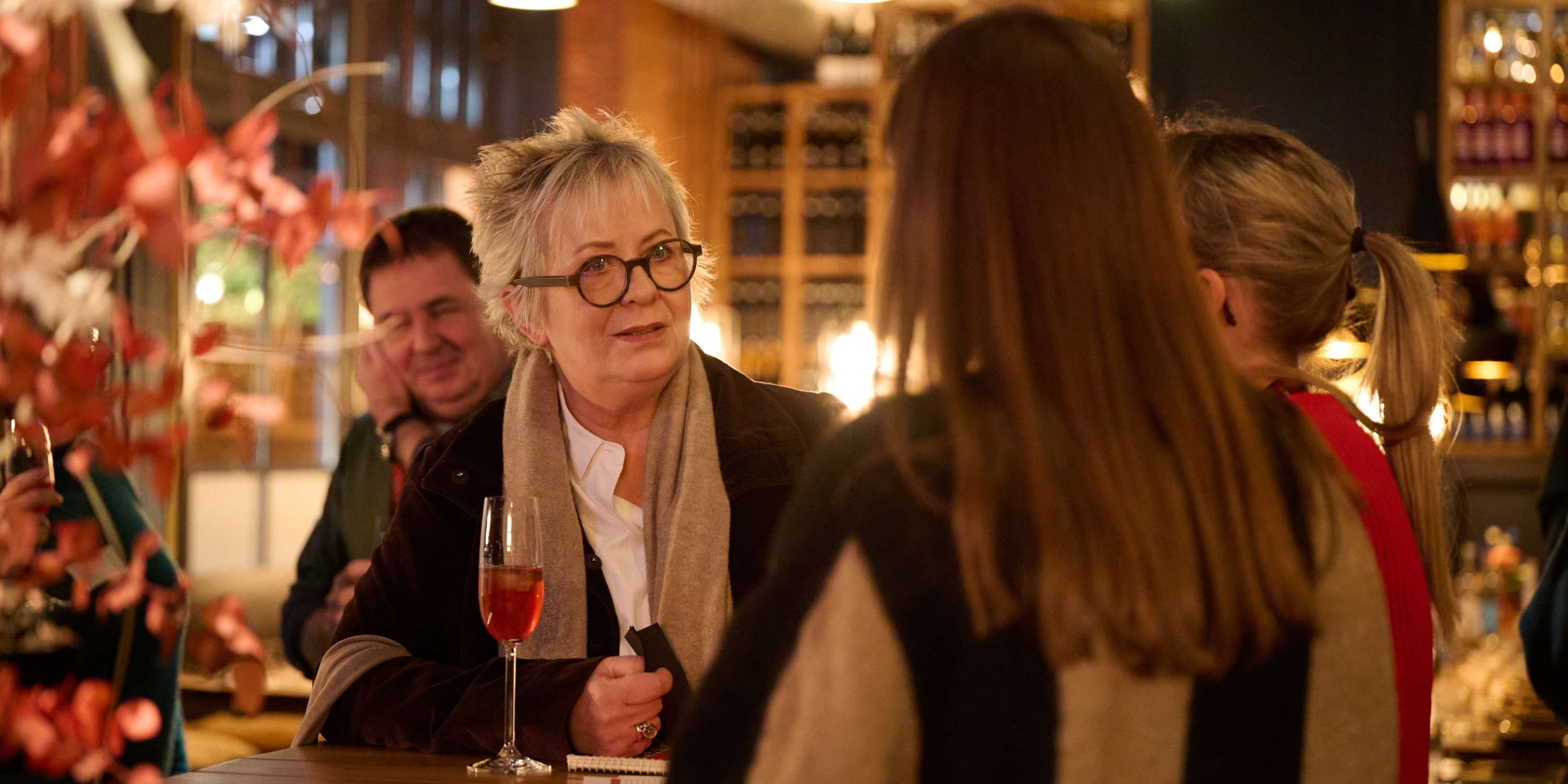 Eine Mitgliedervertreterin an der Anmeldung beim Neujahrempfang der KAIFU