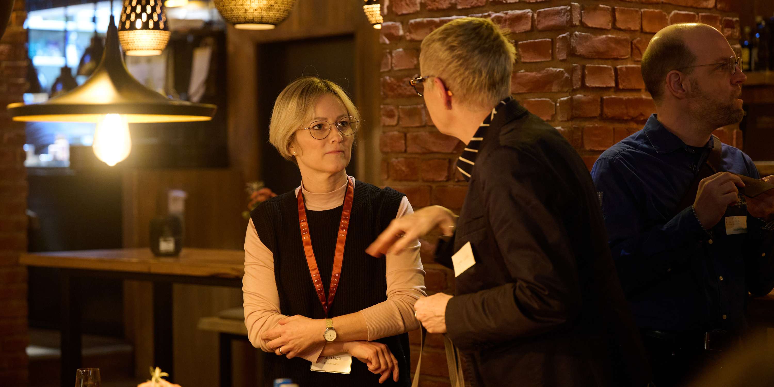 Aufsichtsrätin Katja Klatt im Gespräch mit einer Mitgliedervertreterin