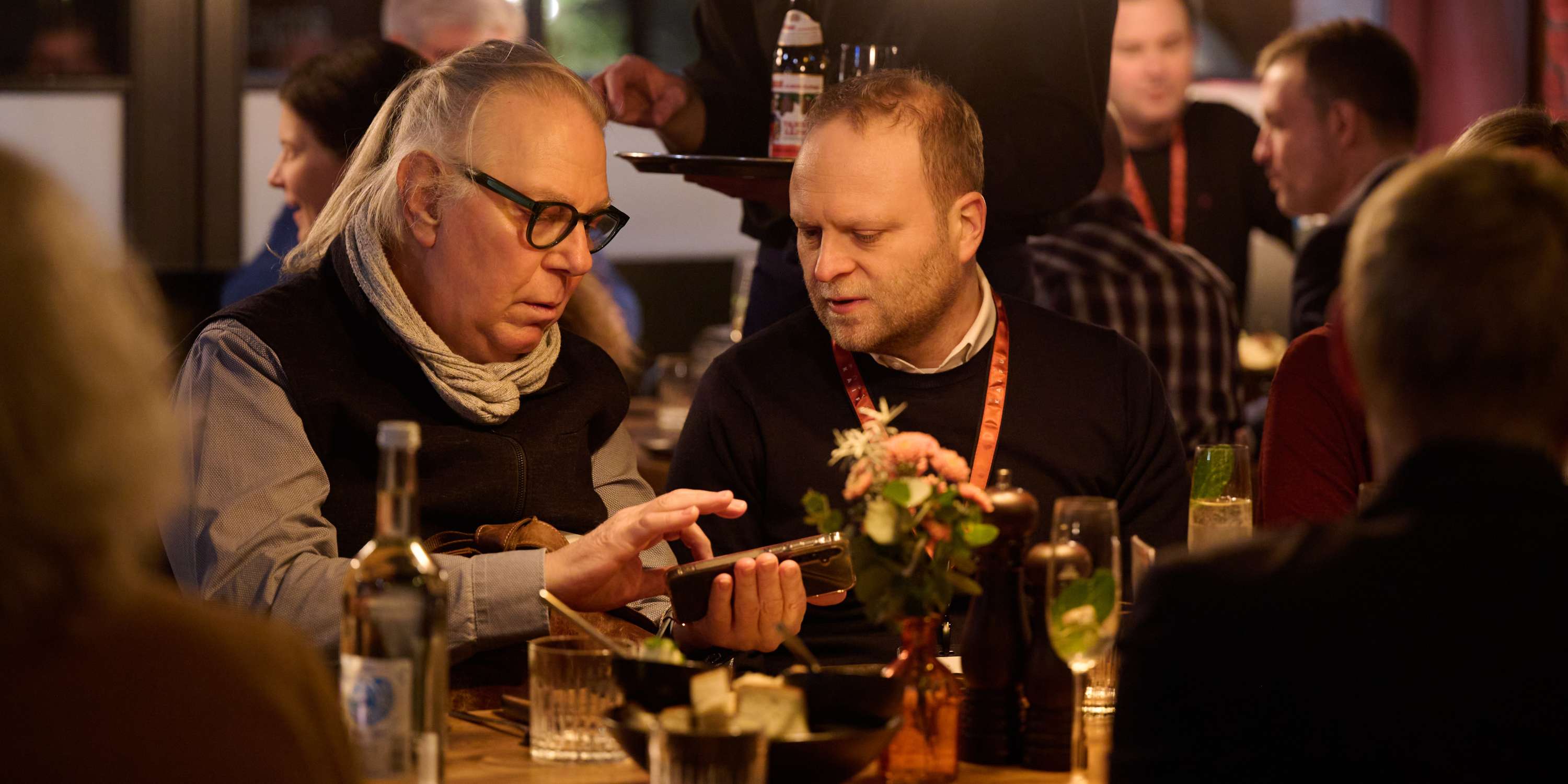 Aufsichtsrat Gregor Kaiser im Gespräch mit einem Mitglied