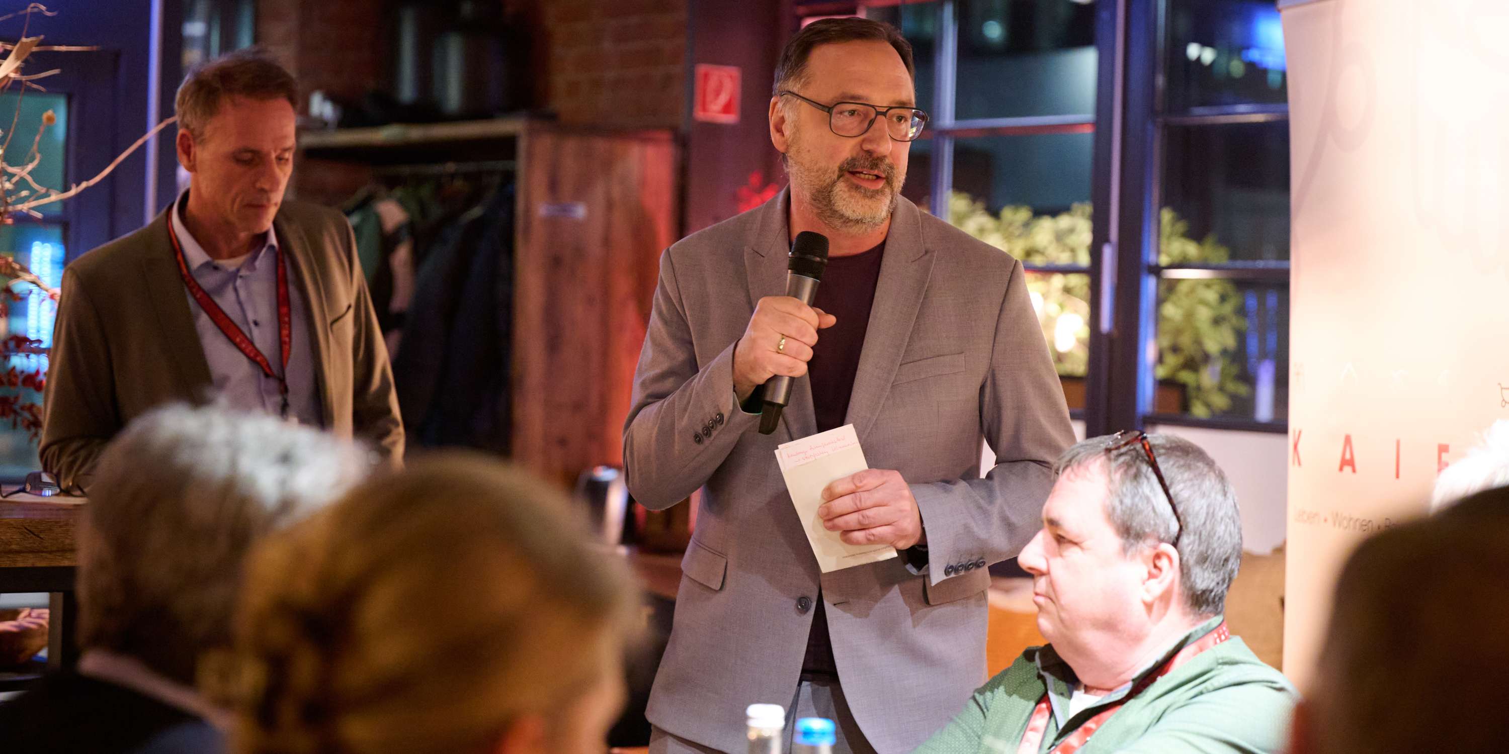 Christian Zierau trägt seine wohnungspolitischen Ziele beim Neujahrsempfang der KAIFU vor.