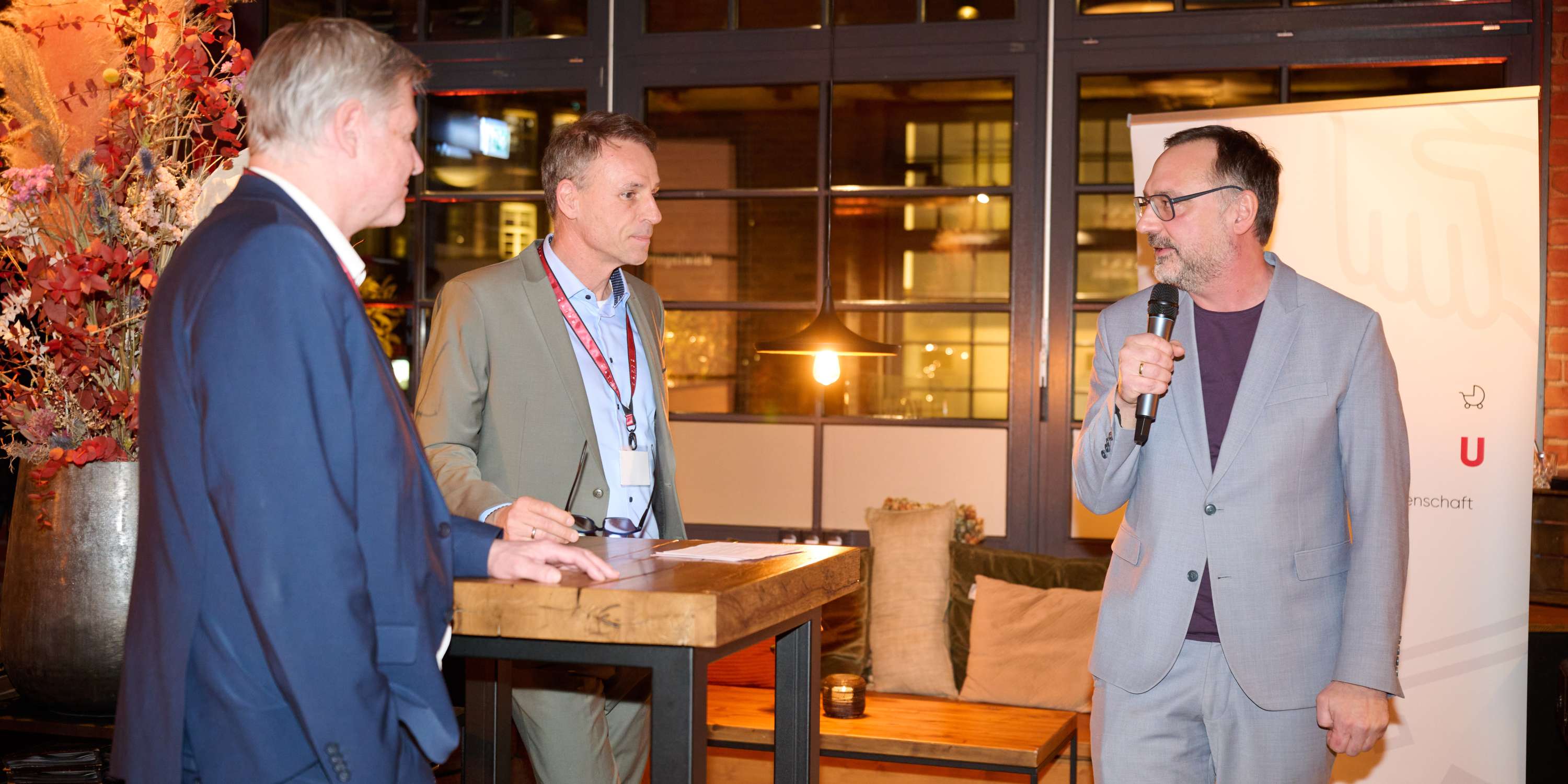 Christian Zierau (rechts) im Gespräch mit Gerhard Viemann (links) und Stefan Henze)