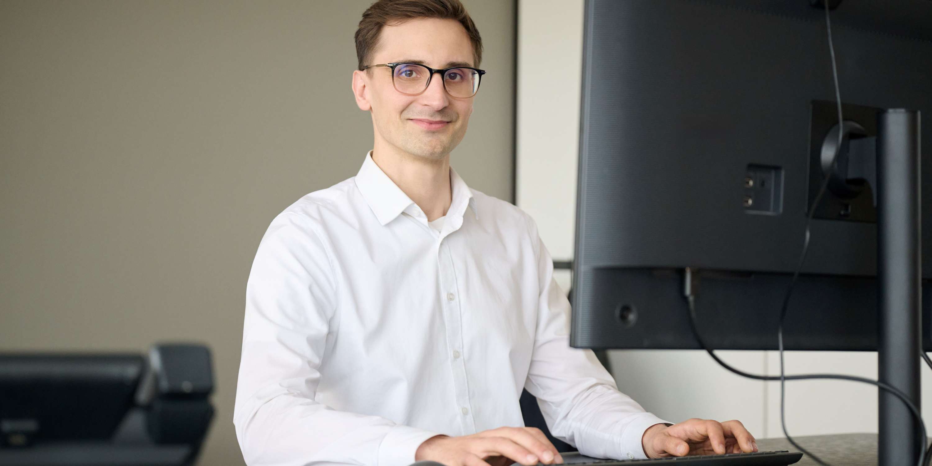 Eric Yeung-Schüürmann an seinem Arbeitsplatz bei der KIAFU