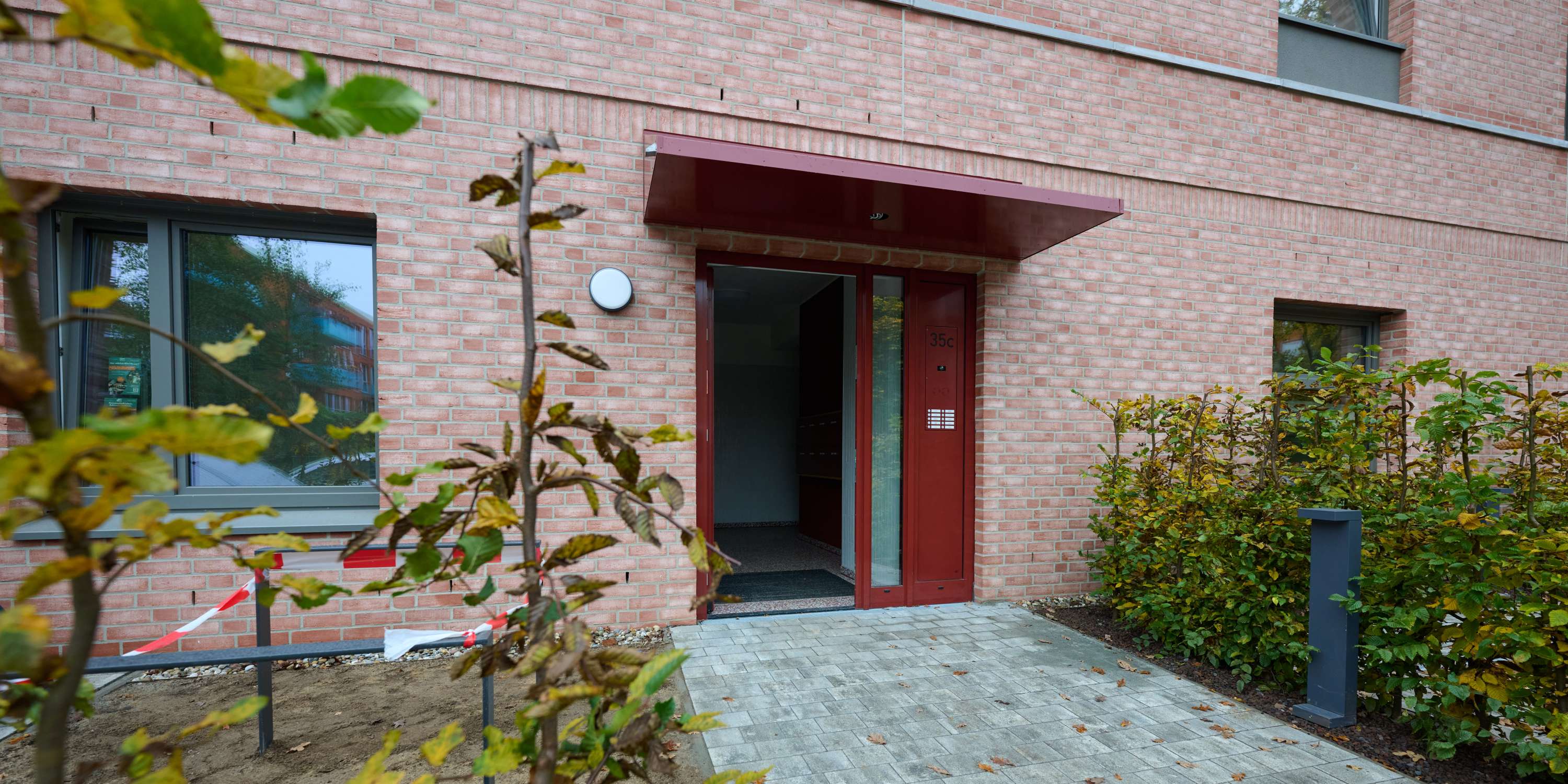 Nahaufnahme des Eingangs des Rotklinkerhauses im Baufeld B