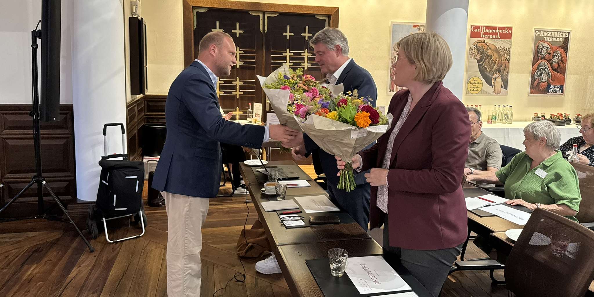 Gregor Kaiser, stellvertretender Vorsitzender des Aufsichtsrates dankt Gerhard Viemann (Direktor für den Prüfungsdienst des VNW) und Melanie Kues (Wirtschaftsprüferin des VNW)