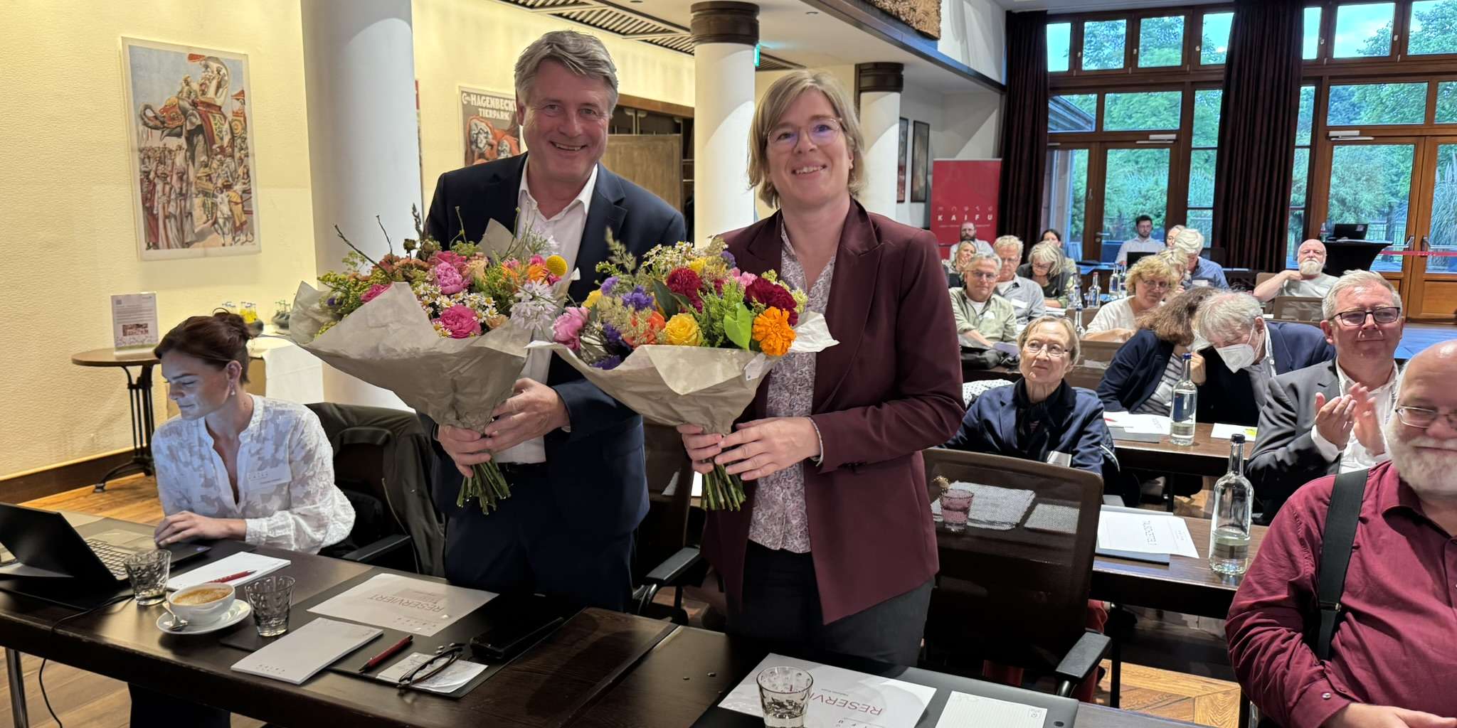 Gregor Kaiser, stellvertretender Vorsitzender des Aufsichtsrates dankt Gerhard Viemann (Direktor für den Prüfungsdienst des VNW) und Melanie Kues (Wirtschaftsprüferin des VNW)