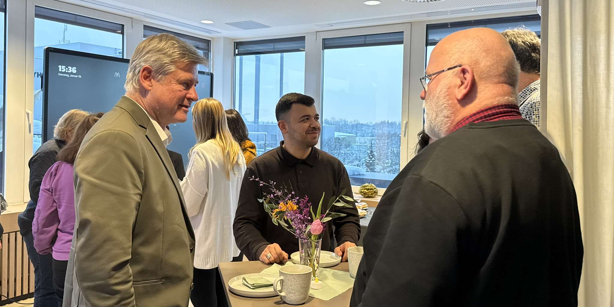 Gerhard Viemann im Gespräch mit Mitarbeitenden