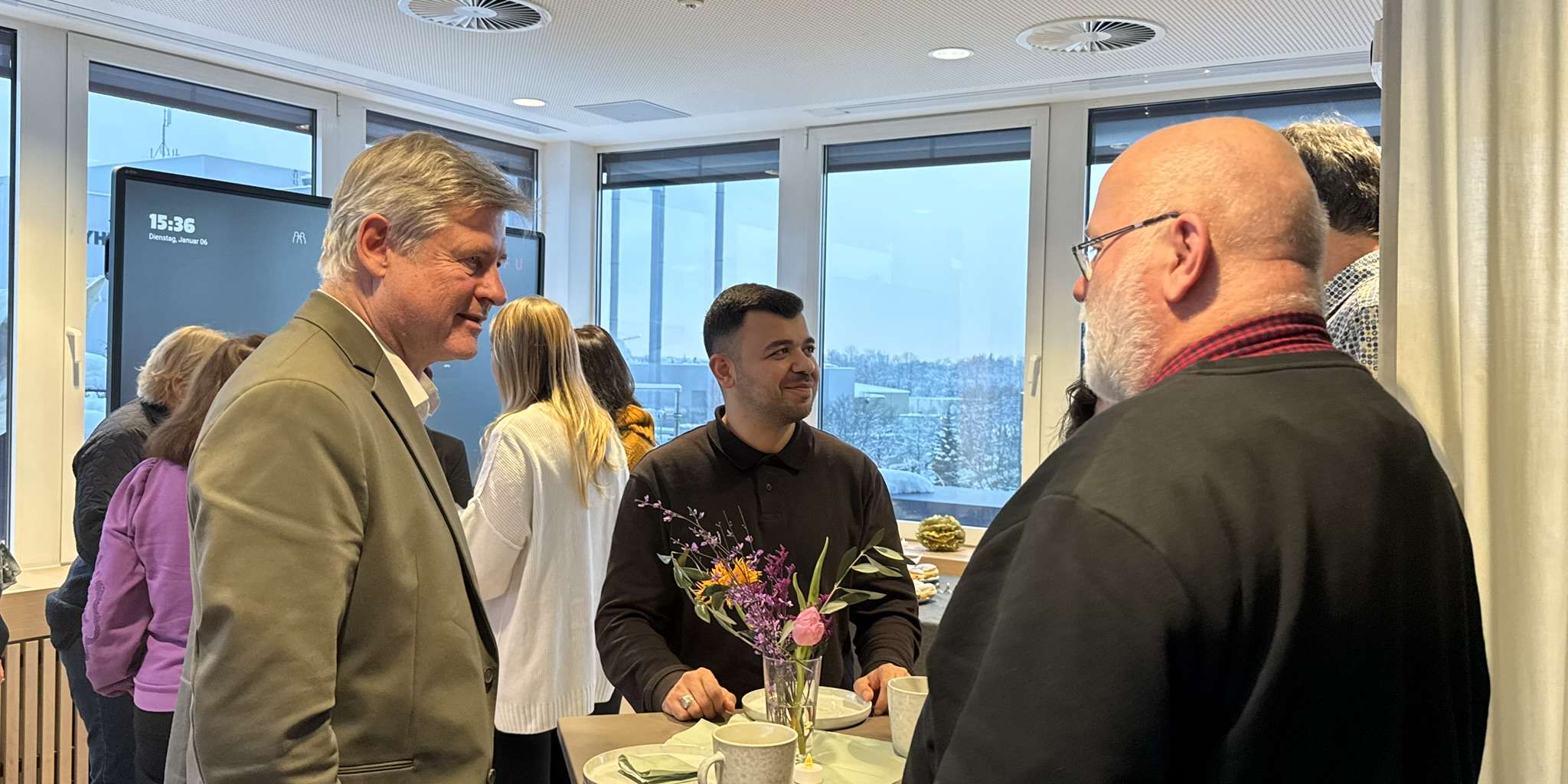 Gerhard Viemann im Gespräch mit Mitarbeitenden