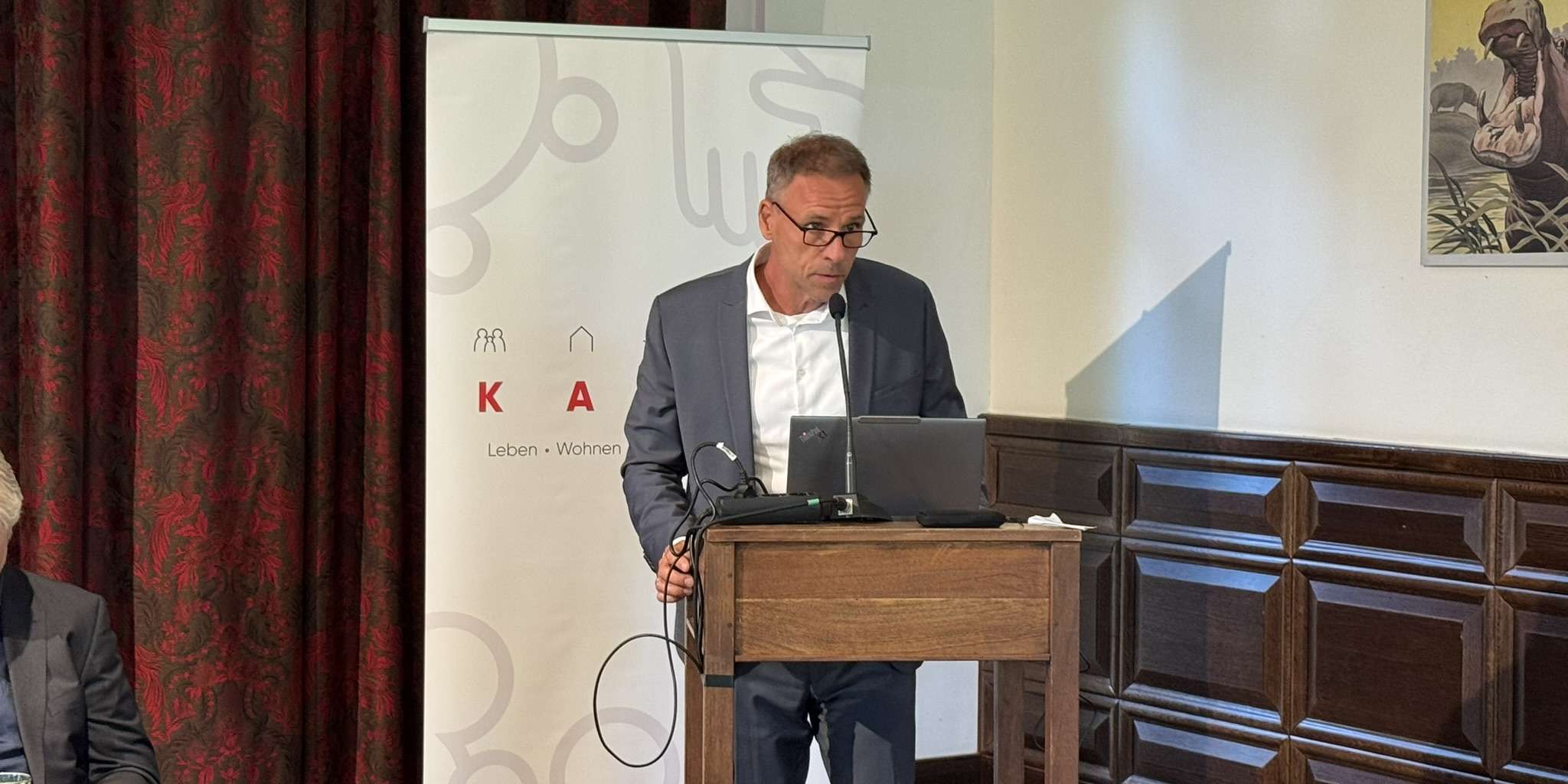 Stefan Henze stellt den Bericht des kaufmännischen Vorstands  vor.