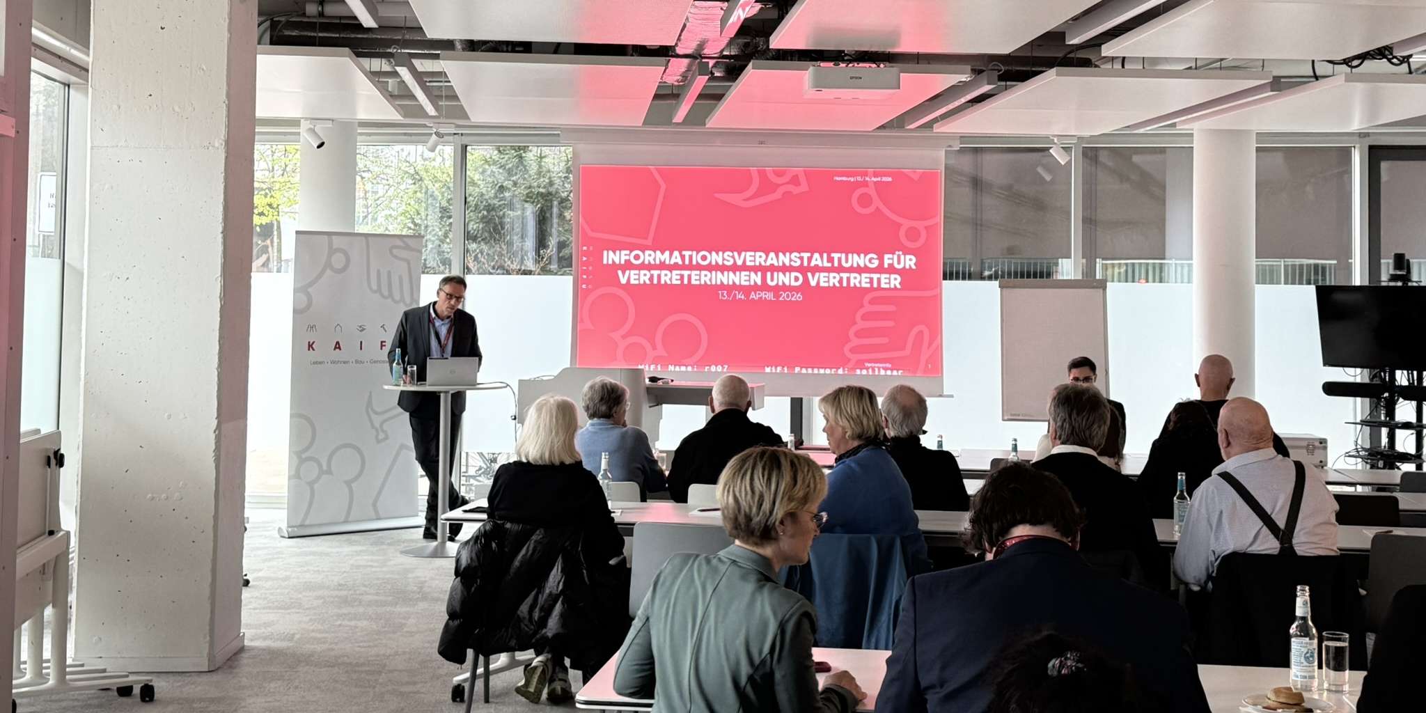 Stefan Henze präsentiert auf der Vertreterinfoveranstaltung