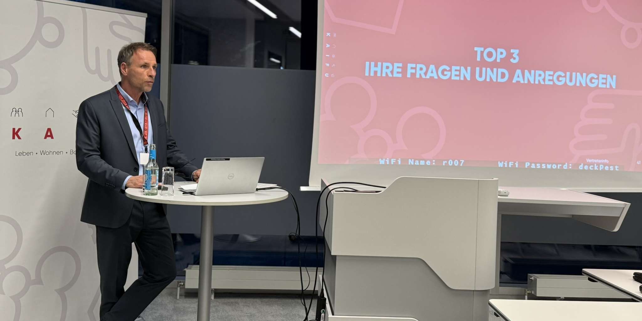 Stefan Henze präsentiert auf der Vertreterinfoveranstaltung