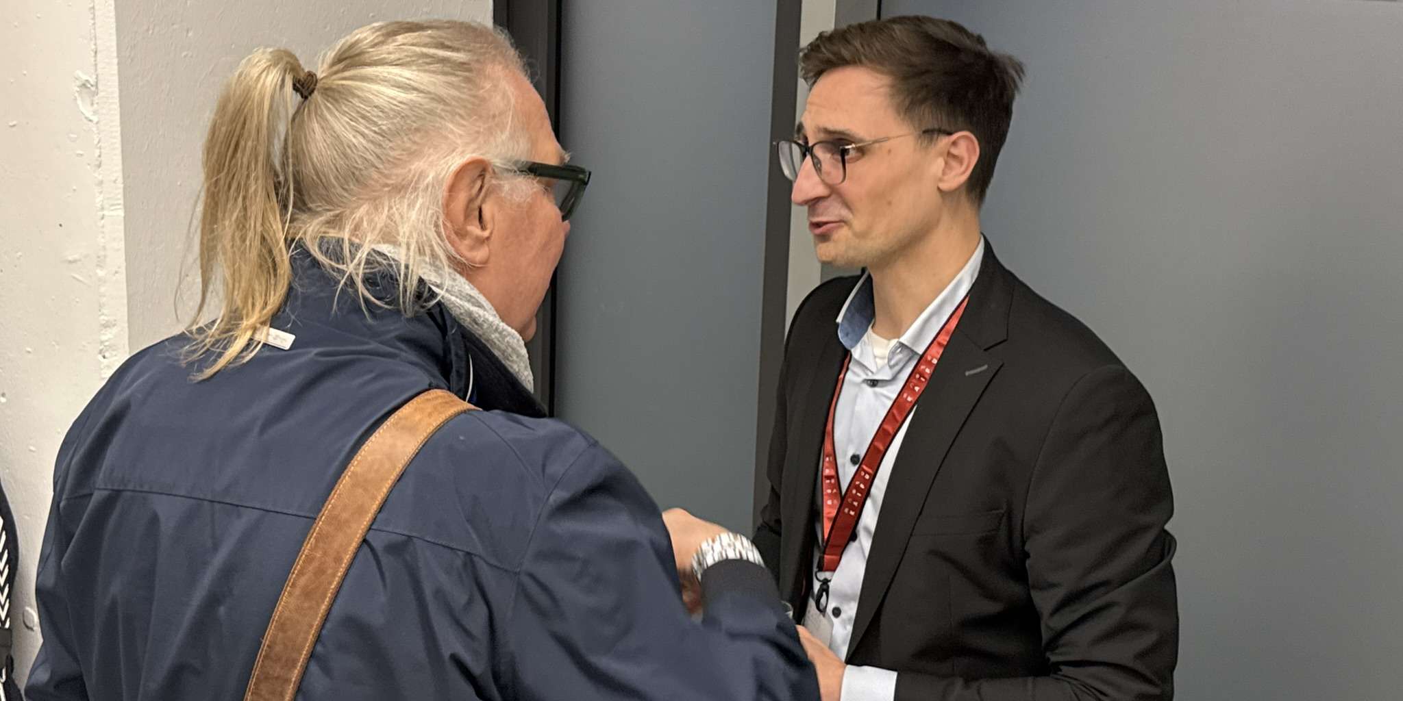 Eric Yeung-Schüürmann im Gespräch mit einem Mitglied