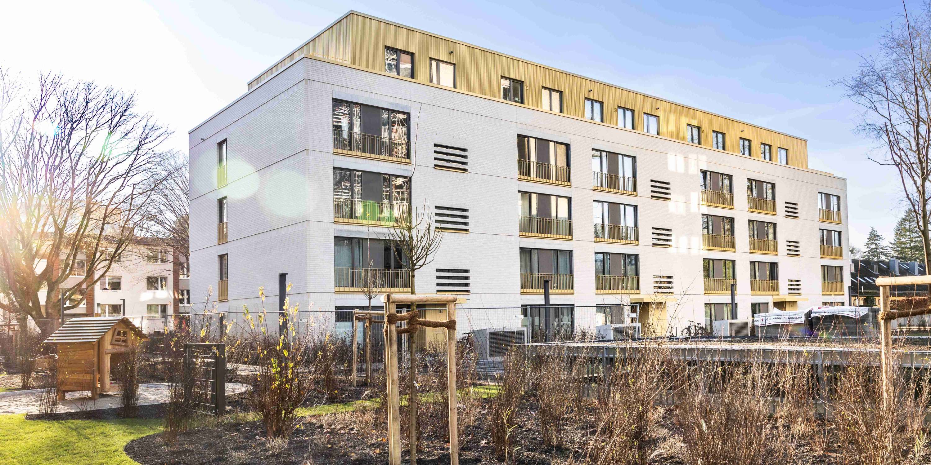 Teilansicht der Außenfassade mit Blick auf die installierte Außenbeleuchtung und die präzise Kantenführung der Architektur.