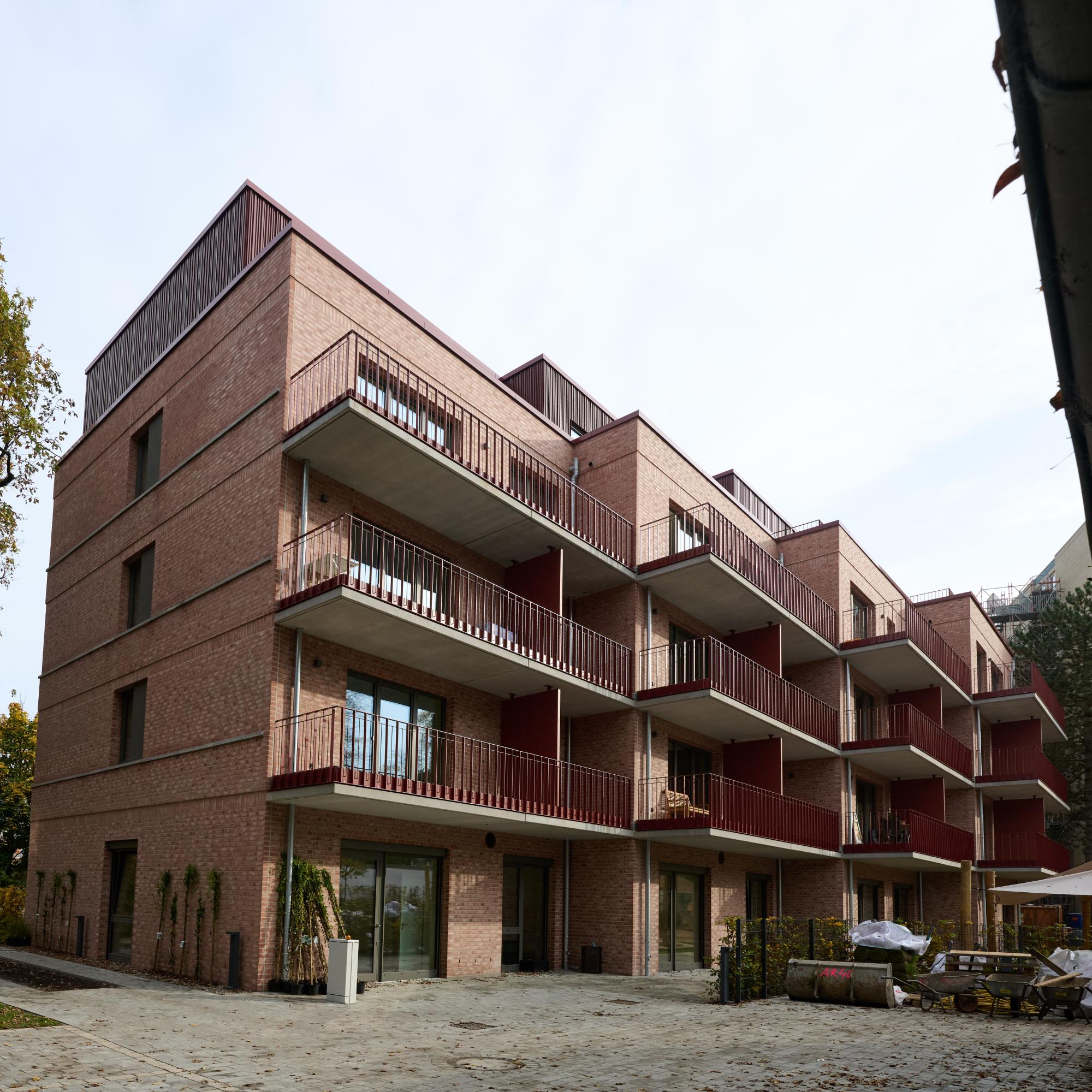 Man sieht ein Rotklinkergebäude des Bauprojekts LOK 67 im Baufeld A