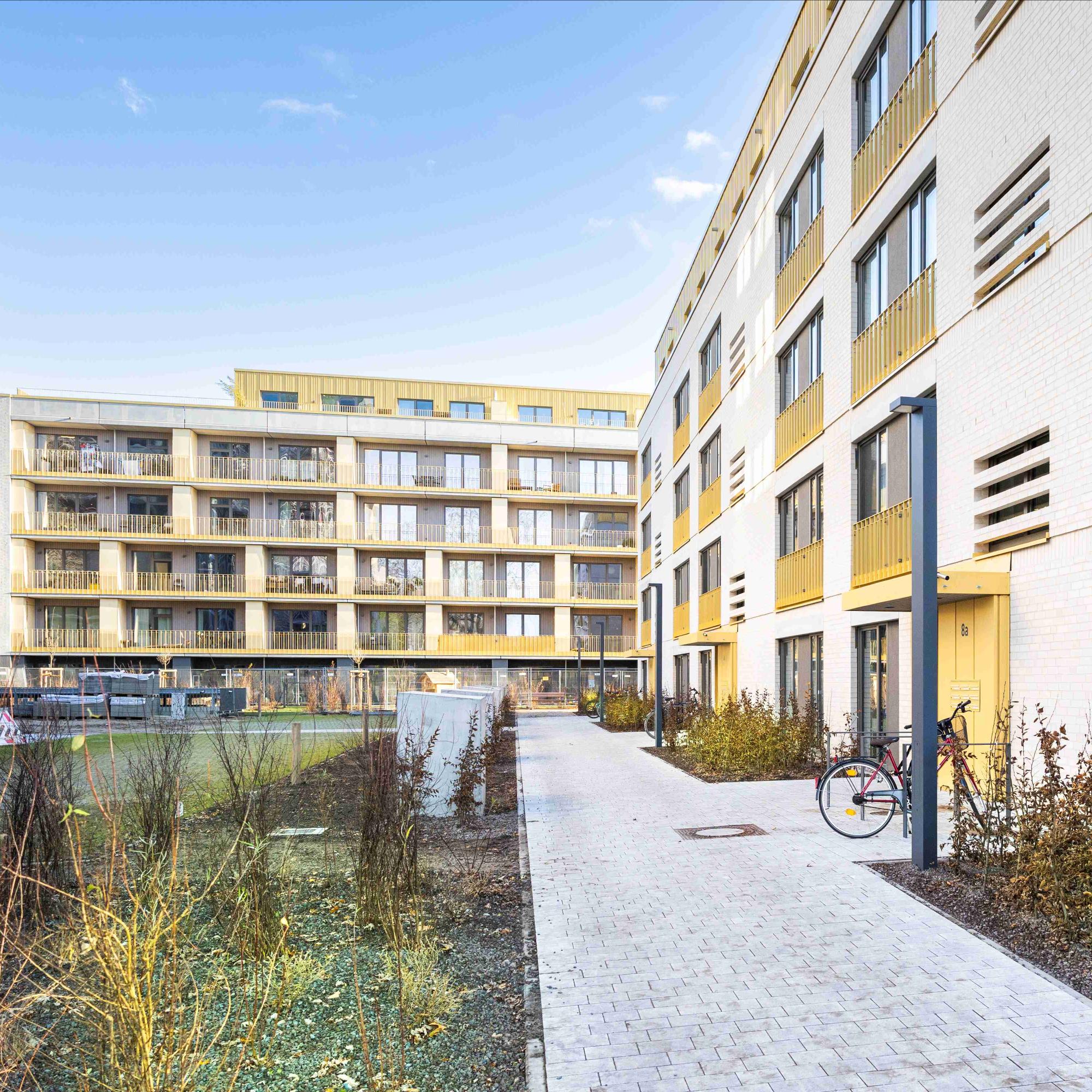 Man sieht ein Gelbklinkergebäude des Bauprojekts LOK 67 im Baufeld B