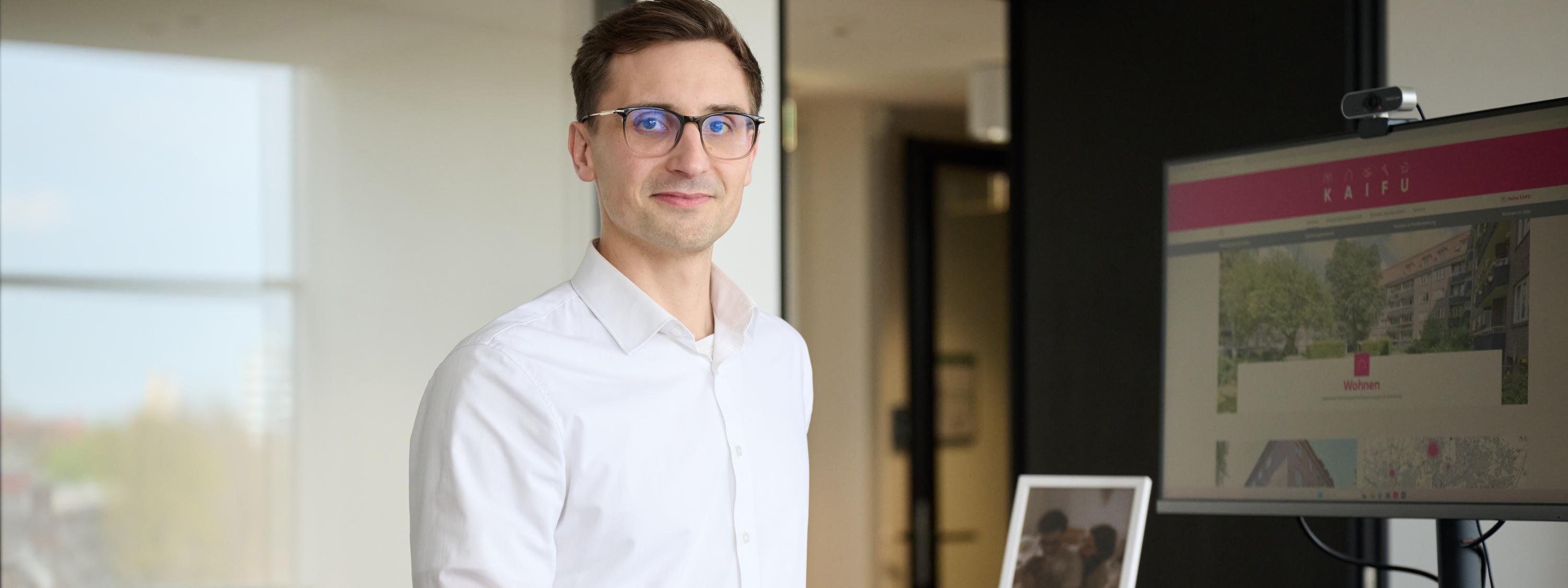 Eric Yeung-Schüürmann an seinem neuen Arbeitsplatz in der KAIFU
